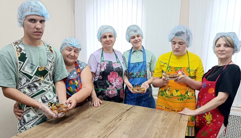 Учебная кухня: готовим пирожное